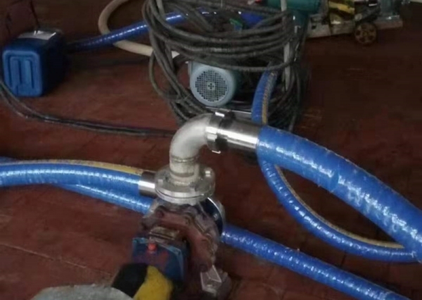 It is better to choose hoses made of UPE chemical material for transporting acid-base chemical solvents